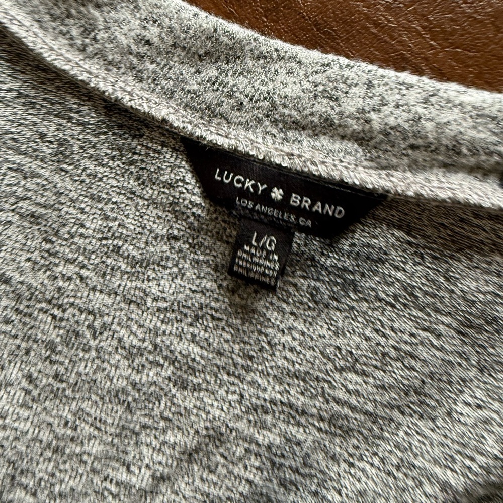 🖤EUC LUCKY brand log  sleeve, v- neck, grey and black hearts. Super soft! - Picture 4 of 10